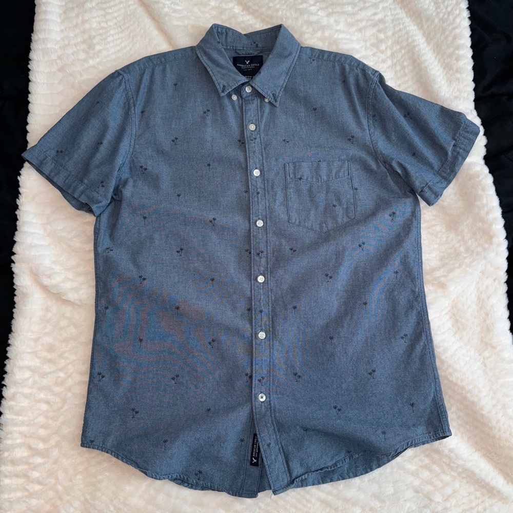 AEO Short Sleeve Men's Button Down - Palm Tree Print (Classic Fit)